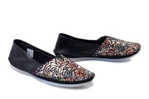 MACIEJKA 1930B-01/00-0 czarny + kwiaty, baleriny damskie. Czarne balerinki Maciejka, bez wzorów, ze skóry, bez obcasa, bez zapięcia. Za 219,90 zł.