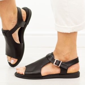 Czarne skórzane płaskie sandały damskie Cambell 19391. Czarne sandały Cambell, bez wzorów, z jeansu, bez obcasa, na płaskiej podeszwie, bez zapięcia. Za 219,00 zł.