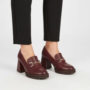 Półbuty damskie Armodo, cholewka ze skóry naturalnej o gładkim wykończeniu z metalową ozdobą na podbiciu i zaokrąglonym noskiem, bordowe, 1511. Czerwone półbuty Armodo, z aplikacjami, ze skóry, bez obcasa, bez zapięcia. Za 469,00 zł.