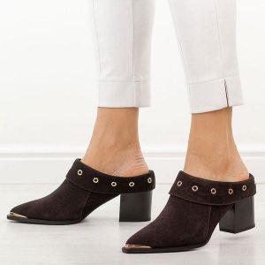 Brązowe skórzane klapki damskie na obcasie mule DiA 3059. Brązowe klapki DiA, bez wzorów, z jeansu, bez obcasa, na obcasie. W wyprzedaży za 368,72 zł.