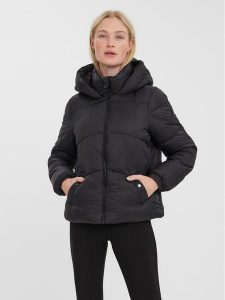 Vero Moda Kurtka zimowa 10273951 Czarny Regular Fit. Czarne kurtki Vero Moda, na zimę, m, bez wzorów, z syntetyku, bez kaptura. Za 229,99 zł.