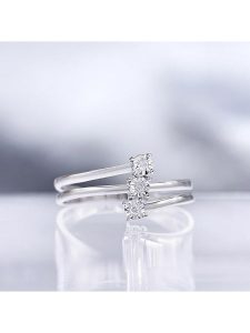 DIAMOND & CO Złoty pierścionek "Nous Trois" z diamentami rozmiar: 54. Szare pierścionki Diamond & Co, z diamentem, złote. Za 1 174,99 zł.