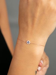 Heliophilia Srebrna bransoletka z elementem ozdobnym rozmiar: onesize. Szare bransoletki Heliophilia, z cyrkonią, srebrne. Za 52,67 zł.