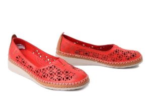 COMFORTABEL 830042-04 rot, półbuty damskie. Czerwone półbuty Comfortabel, na lato, w ażurowe wzory, ze skóry, bez obcasa, bez zapięcia. Za 229,42 zł.