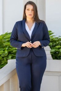 Żakiet elegancki wizytowy do kompletu MELA granatowy. Niebieskie marynarki i żakiety KARKO, plus size, bez wzorów, z elastanu, eleganckie. Za 259,50 zł.