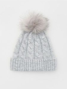 Czapka z pomponem - jasnoszary. Szare czapki Reserved, bez wzorów. W wyprzedaży za 39,99 zł.