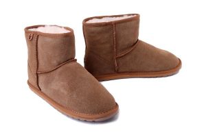 EMU AUSTRALIA T10103 Wallaby Mini Teens chestnut, botki damskie. Brązowe botki EMU Australia, na zimę, bez wzorów, ze skóry, bez obcasa, bez zapięcia. Za 389,90 zł.