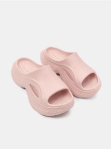 Piankowe klapki na platformie - różowy. Czerwone klapki Sinsay, bez wzorów, bez obcasa, na platformie. Za 39,99 zł.