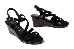 TAMARIS 1-28323-44 001 black, sandały damskie. Czarne sandały Tamaris, bez wzorów, z gumy, bez obcasa, na koturnie, bez zapięcia. Za 230,93 zł.