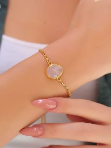 L'Atelier de Gaia Pozłacana bransoletka z elementami ozdobnymi rozmiar: onesize. Różowe bransoletki L'Atelier de Gaia, z kwarcem, pozłacane. Za 109,00 zł.