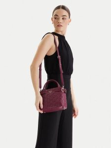 Guess Torebka Paisleigh HWQG98 83050 Bordowy. Czerwone kuferki Guess, z aplikacjami, ze skóry, bez dodatków. Za 589,99 zł.