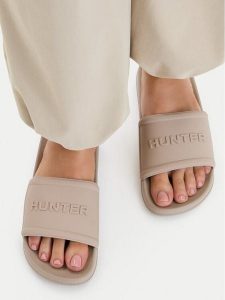 Hunter Klapki CEO-3C048 Beżowy. Brązowe klapki Hunter, bez wzorów, z syntetyku, bez obcasa. Za 119,99 zł.