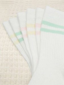 Skarpetki 3 pack - kremowy. Białe skarpetki Sinsay, bez wzorów, prążkowane. Za 11,99 zł.