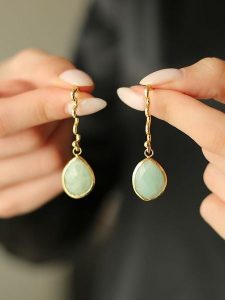 Pierres de Jade Pozłacane kolczyki-wkrętki z amazonitami rozmiar: onesize. Zielone kolczyki Pierres de Jade, pozłacane. Za 39,99 zł.