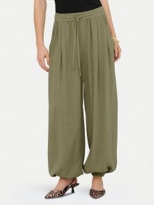 ONLY Spodnie materiałowe Siesta 15373197 Khaki Regular Fit. Brązowe szorty ONLY, bez wzorów, z materiału. Za 169,99 zł.