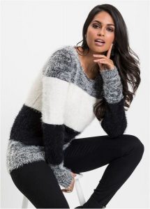 Sweter z grubej dzianiny. Czarne swetry klasyczne bonprix, z dzianiny, bez kołnierzyka. Za 112,99 zł.