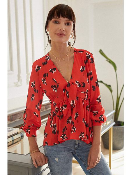 Milan Kiss Bluzka w kolorze czerwonym rozmiar: S. Czerwone bluzki Milan Kiss, s, bez wzorów, z asymetrycznym kołnierzem, bez ramiączek. Za 105,14 zł.