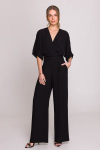 Elegancki kombinezon damski z kopertowym dekoltem czarny. Czarne kombinezony Stylove, m, bez wzorów, eleganckie, bez kołnierzyka, bez ramiączek, krótkie. Za 489,00 zł.