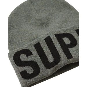 Czapka dzianinowa z logo dla kobiet Superdry. Szare czapki Superdry, bez wzorów, z dzianiny. W wyprzedaży za 119,50 zł.