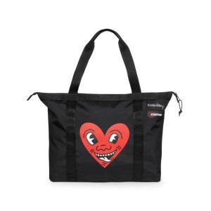 Torba podróżna Eastpak x Keith Haring Travel. Czarne torby podróżne i sportowe Eastpak, bez wzorów, z materiału, na ramię. Za 298,50 zł.