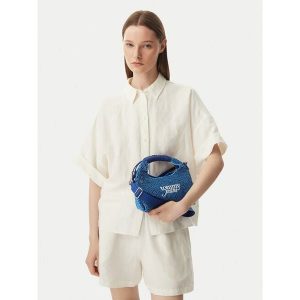Torebka Tommy Jeans. Niebieskie torebki klasyczne Tommy Jeans, bez wzorów, z jeansu, bez dodatków. Za 409,99 zł.