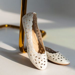 Białe ażurowe baleriny damskie Evento 4870. Białe balerinki eVento, z aplikacjami, z jeansu, bez obcasa, na płaskiej podeszwie, bez zapięcia. Za 99,00 zł.