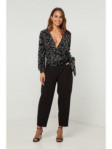 L'armoire de Suzette Bluzka w kolorze czarnym rozmiar: 34/36. Czarne bluzki L'armoire de Suzette, l, bez wzorów, klasyczne, bez kołnierzyka, bez ramiączek. Za 82,99 zł.