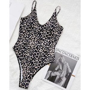 Strój kąpielowy wiązany z wzorem w leoparda Kisha. Stroje jednoczęściowe Intica, bez wzorów, z tkaniny. Za 149,00 zł.