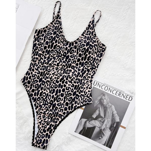 Strój kąpielowy wiązany z wzorem w leoparda Kisha. Stroje jednoczęściowe Intica, bez wzorów, z tkaniny. Za 149,00 zł.