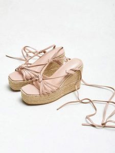 Bellucci Sandały w kolorze jasnoróżowym na koturnie rozmiar: 41. Różowe sandały Bellucci, bez wzorów, z otwartym noskiem, bez obcasa, na koturnie, bez zapięcia. Za 73,99 zł.