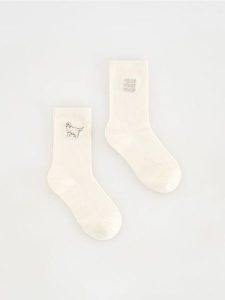 Skarpetki z bawełną 2 pack - złamana biel. Skarpetki Reserved, bez wzorów, z bawełny. W wyprzedaży za 12,99 zł.