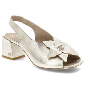Sandały damskie Chebello, eleganckie skórzane na klocku z ozdobnym kwiatem i wsuwane, złote, 4385-K-046. Żółte sandały CheBello, z aplikacjami, ze skóry, bez obcasa, na obcasie, bez zapięcia. Za 439,00 zł.