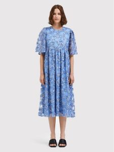 Selected Femme Sukienka koktajlowa Justine 16085467 Niebieski Loose Fit. Niebieskie kombinezony Selected Femme, bez wzorów, z syntetyku, wizytowe, bez kołnierzyka, bez ramiączek. Za 459,99 zł.