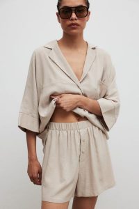 Krótkie szorty z lnem w kolorze SAND PEARL - ARCOS. Brązowe szorty Marsala, bez wzorów, z gumy. Za 179,90 zł.