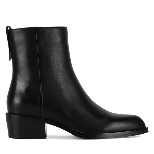 Botki GINO ROSSI. Czarne botki Gino Rossi, bez wzorów, bez obcasa, na słupku, bez zapięcia. Za 439,99 zł.