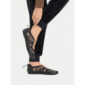 Baleriny Juicy Couture. Czarne balerinki Juicy Couture, bez wzorów, bez obcasa, bez zapięcia. Za 179,99 zł.