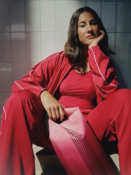 4F Bluza loose bez kaptura szybkoschnąca damska - czerwona XL. Czerwone bluzy 4f, l, bez wzorów, z dresówki, bez kaptura. W wyprzedaży za 119,99 zł.