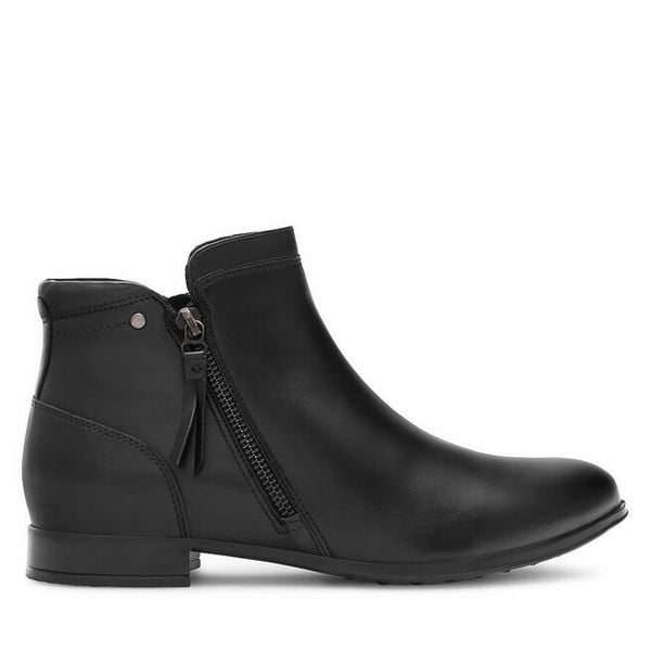 Botki Lasocki. Czarne botki Lasocki, bez wzorów, bez obcasa, na płaskiej podeszwie, bez zapięcia. Za 249,99 zł.