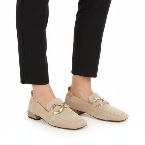 Półbuty damskie S.Barski D&A, cholewka skóra naturalna zamszowa wsuwany fason metalowa ozdoba na przodzie niski obcas kwadratowy nosek, beżowe, CR61-. Brązowe czółenka S.BARSKI, z aplikacjami, ze skóry, bez obcasa, na obcasie, bez zapięcia. Za 389,00 zł.