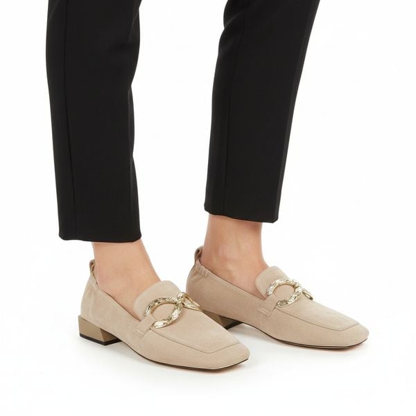 Półbuty damskie S.Barski D&A, cholewka skóra naturalna zamszowa wsuwany fason metalowa ozdoba na przodzie niski obcas kwadratowy nosek, beżowe, CR61-. Brązowe czółenka S.BARSKI, z aplikacjami, ze skóry, bez obcasa, na obcasie, bez zapięcia. Za 350,90 zł.