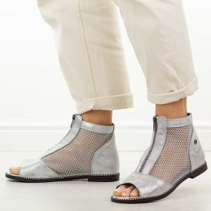 Srebrne sandały damskie Jezzi 24148-5. Szare sandały Jezzi, bez wzorów, z jeansu, bez obcasa, na płaskiej podeszwie, bez zapięcia. Za 219,00 zł.