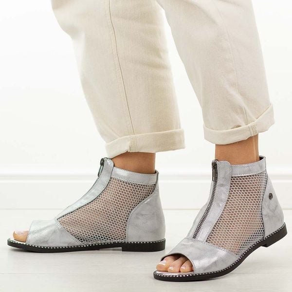 Srebrne sandały damskie Jezzi 24148-5. Szare sandały Jezzi, bez wzorów, z jeansu, bez obcasa, na płaskiej podeszwie, bez zapięcia. Za 219,00 zł.