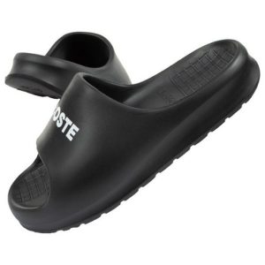 Klapki Lacoste Serve Slide 2002H czarne. Czarne klapki bez wzorów, z syntetyku, bez obcasa. Za 310,46 zł.