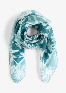 Chusta jedwabna. Zielone apaszki i chusty bonprix, bez wzorów, z jedwabiu, eleganckie. Za 97,99 zł.