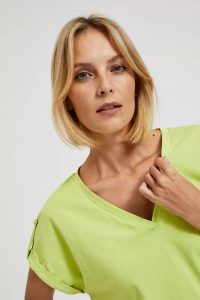 T-shirt z krótkimi rękawami zielony. Zielone t-shirty MOODO, bez wzorów, bez kołnierzyka, bez ramiączek. W wyprzedaży za 27,49 zł.