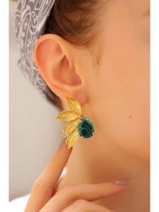 Pierres delicates Pozłacane kolczyki-wkrętki z malachitami rozmiar: onesize. Żółte kolczyki Pierres delicates, z malachitem, pozłacane. Za 96,37 zł.