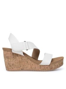 Clara Barson Sandały WYL0710-XX Biały. Białe sandały Clara Barson, bez wzorów, z syntetyku, bez obcasa, na koturnie, bez zapięcia. Za 71,99 zł.