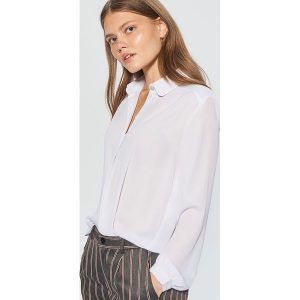 Gładka koszula z kieszeniami - Biały. Koszule marki Cropp. W wyprzedaży za 29,99 zł.