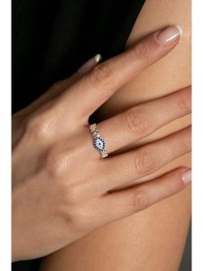 Lodie Silver Srebrny pierścionek z cyrkoniami rozmiar: onesize. Niebieskie pierścionki Lodie Silver, z cyrkonią, srebrne. Za 121,80 zł.