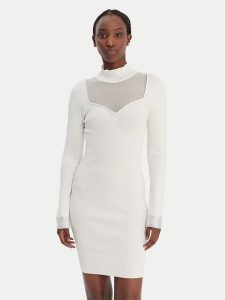 Guess Jeans Sukienka dzianinowa W6RK61 Z4842 Biały Regular Fit. Białe sukienki Guess Jeans, xs, z aplikacjami, z dzianiny, bez kołnierzyka, bez ramiączek. Za 529,99 zł.